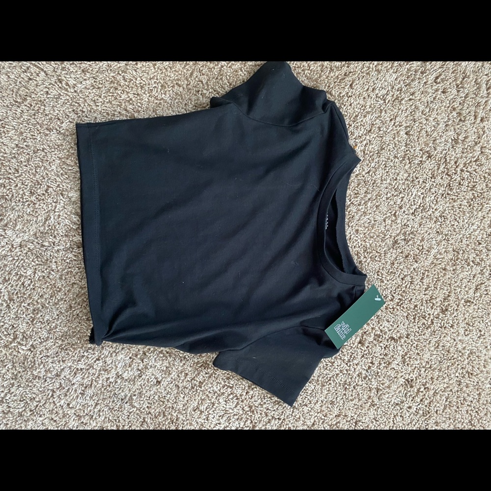 black cropped tee